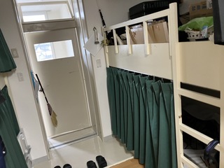 部屋内部から廊下側へ撮影