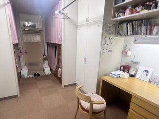 部屋内部から廊下側へ撮影